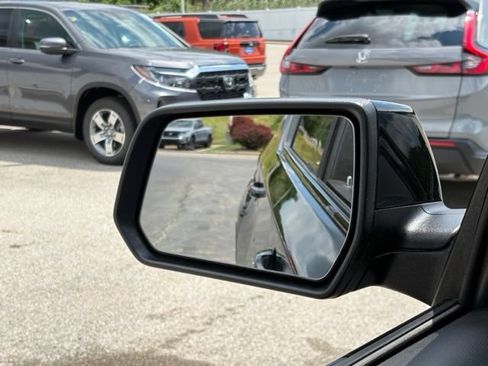 Used 2023 Chevrolet Traverse RS AWD/4WD image 41