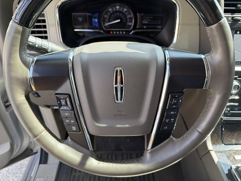 Used 2016 Lincoln Navigator Select RWD image 29