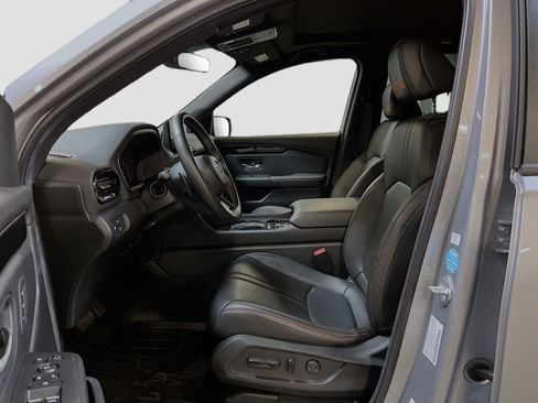 Used 2025 Honda Pilot TrailSport image 21