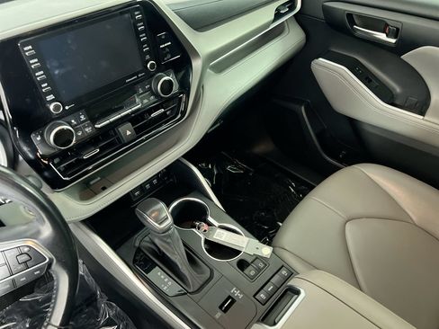 Used 2021 Toyota Highlander XLE FWD image 17