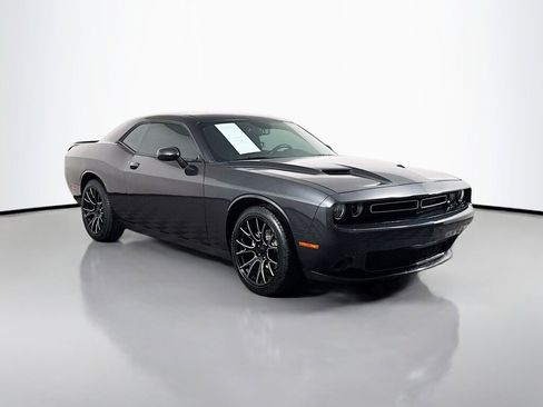 Used 2016 Dodge Challenger SXT image 7