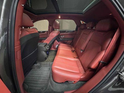 Used 2018 Bentley Bentayga AWD/4WD image 48