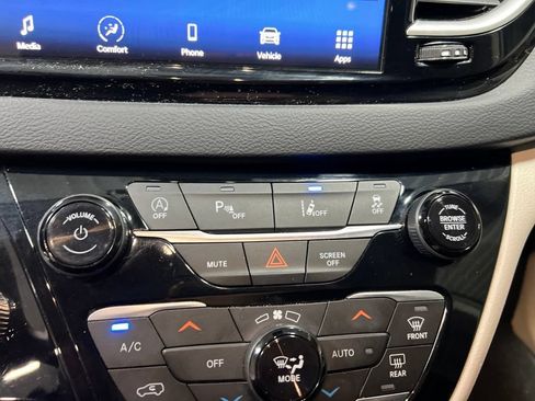 Used 2023 Chrysler Pacifica Touring-L FWD image 24