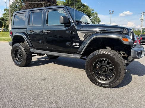 Used 2019 Jeep Wrangler Unlimited Sahara AWD/4WD image 3