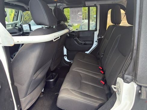 Used 2015 Jeep Wrangler Unlimited Sahara w/ Dual Top Group AWD/4WD image 10