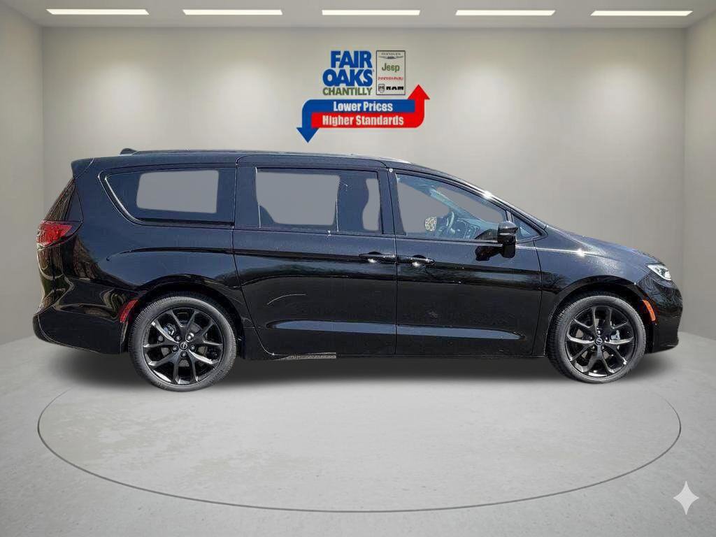New 2026 Chrysler Pacifica Select w/ S Appearance Package FWD image 6