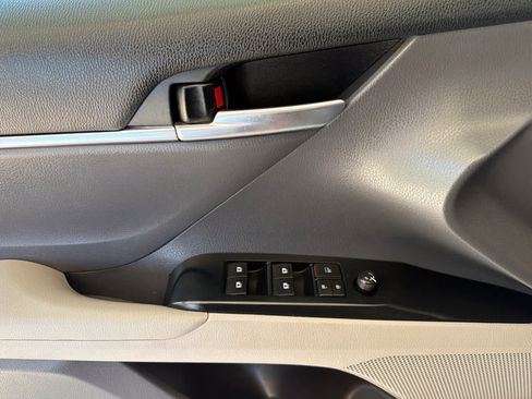 Used 2019 Toyota Camry SE FWD image 12