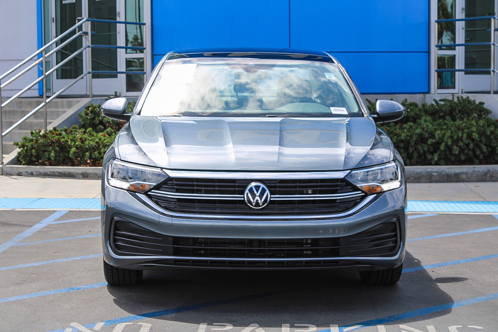Used 2024 Volkswagen Jetta SE FWD image 2