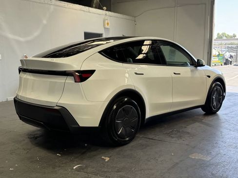 Used 2026 Tesla Model Y Long Range image 4