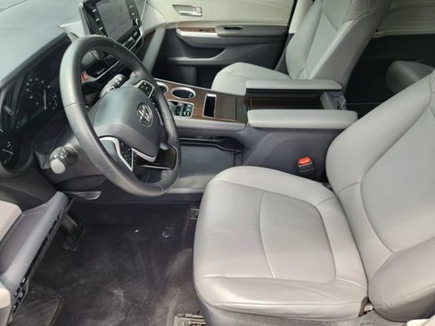 Used 2022 Toyota Sienna XLE FWD image 14