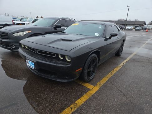 Used 2015 Dodge Challenger SXT image 1