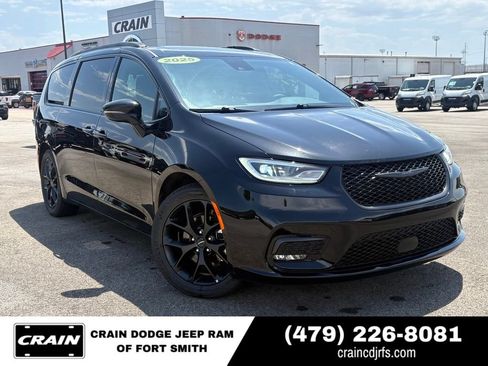 Used 2025 Chrysler Pacifica Limited FWD image 1