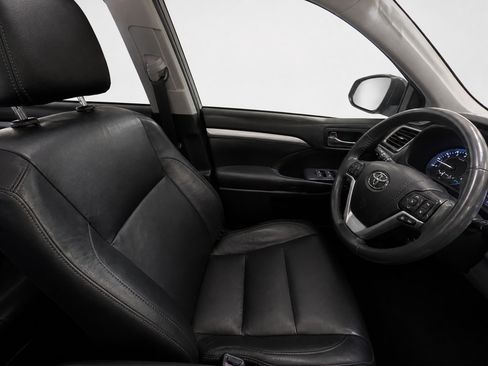 Used 2019 Toyota Highlander XLE FWD image 12