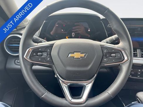 Used 2025 Chevrolet Trax LT w/ LT Convenience Package FWD image 14