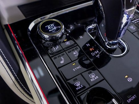 Used 2024 Bentley Flying Spur V8 image 31