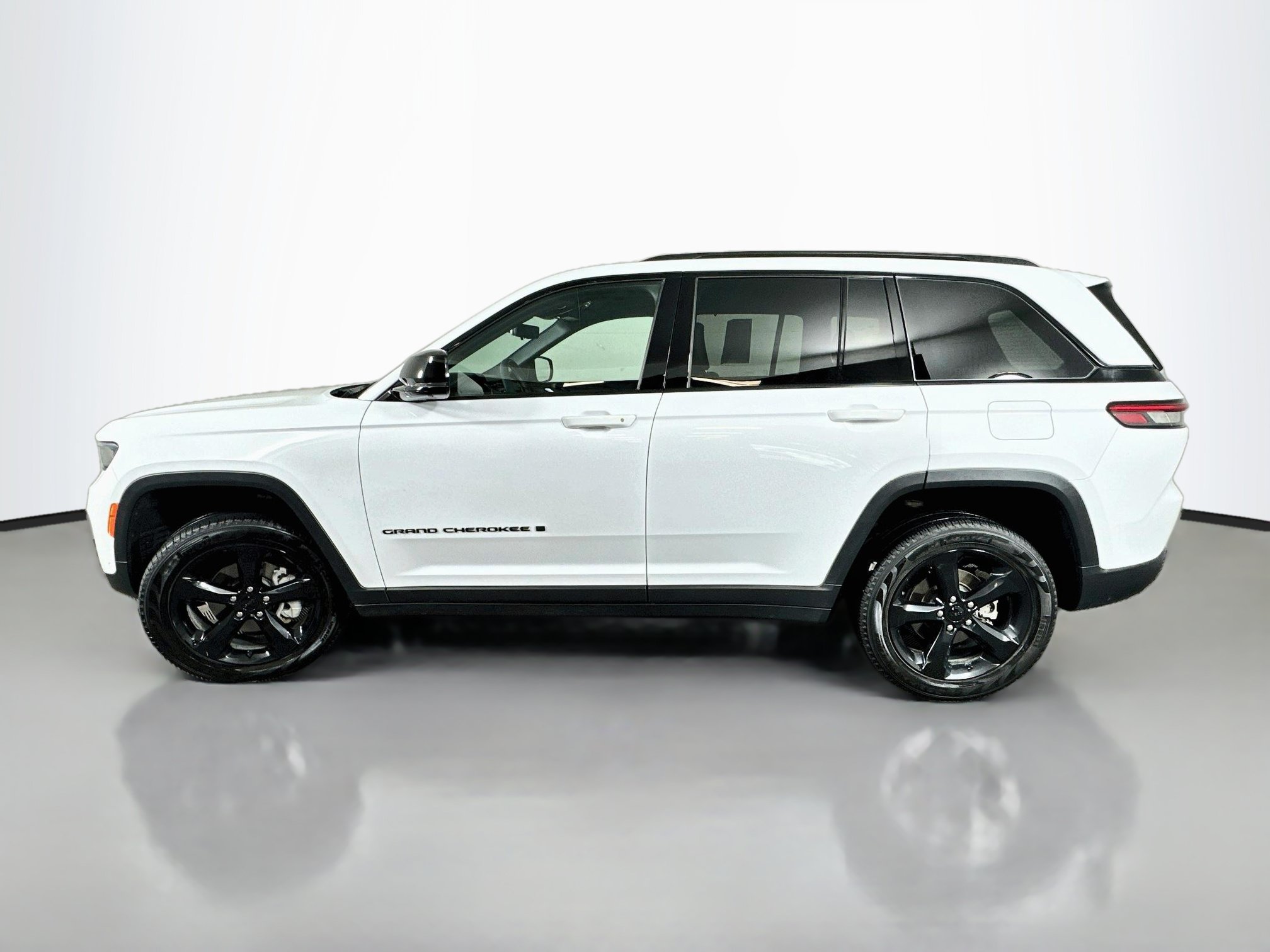 Used 2024 Jeep Grand Cherokee Limited w/ Luxury Tech Group II AWD/4WD image 4
