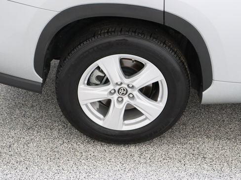 Used 2025 Toyota Highlander LE FWD image 6