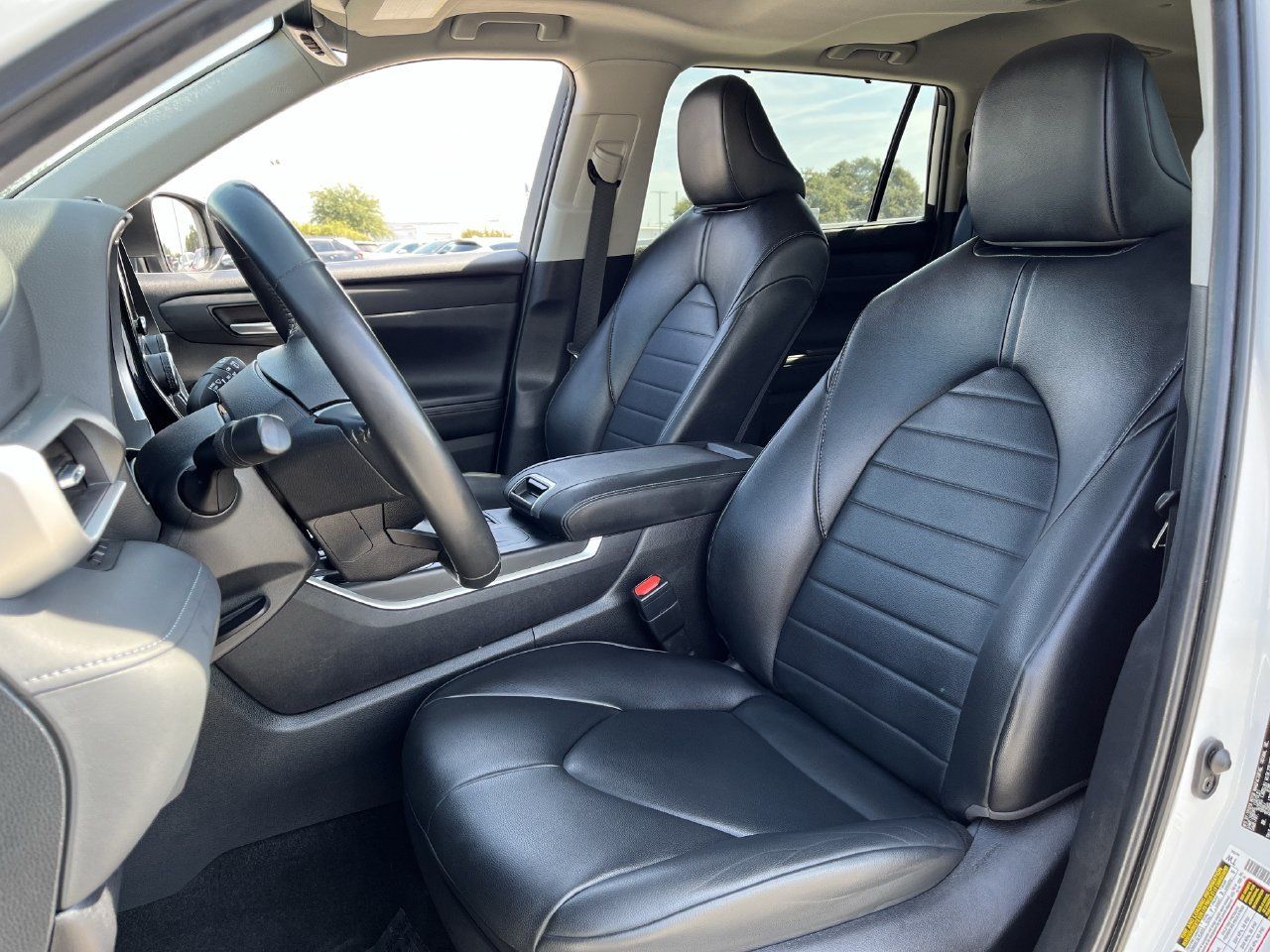 Used 2024 Toyota Highlander XLE FWD image 23