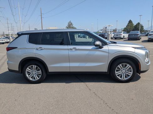 Used 2024 Mitsubishi Outlander ES AWD/4WD image 2