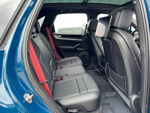 Used 2024 Porsche Cayenne w/ Premium Package image 46