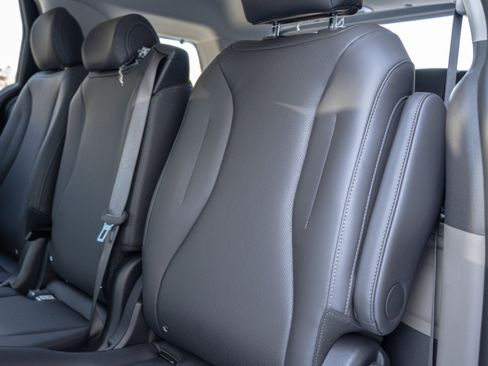 New 2026 Kia Carnival EX FWD image 35