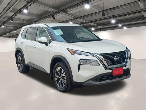 Used 2022 Nissan Rogue SV FWD image 2