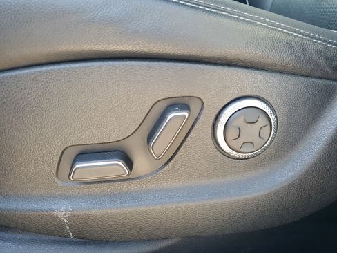 Used 2022 Genesis GV70 2.5T w/ Advanced Package image 18