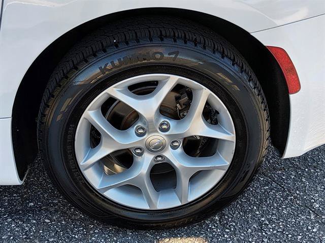 Used 2017 Chrysler Pacifica Touring-L w/ Tire & Wheel Group FWD image 13