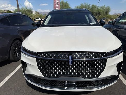 Used 2025 Lincoln Nautilus Reserve AWD/4WD image 3
