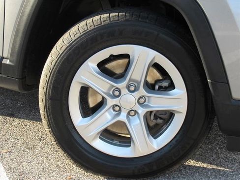 Used 2023 Jeep Compass Sport image 7