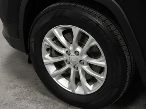 Used 2019 Jeep Cherokee Latitude w/ Popular Appearance Group image 10