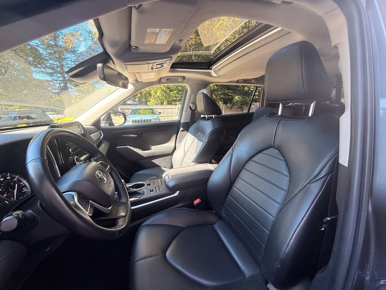 Used 2022 Toyota Highlander XLE AWD/4WD image 8
