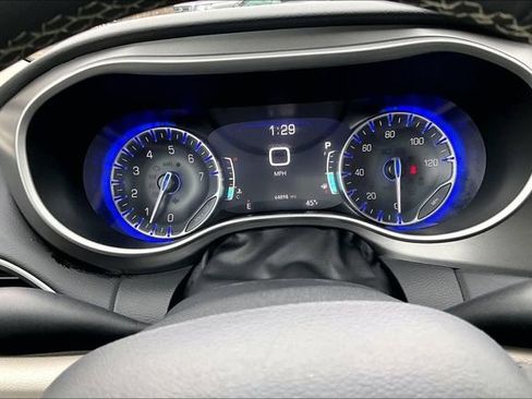 Used 2023 Chrysler Pacifica Touring-L image 13