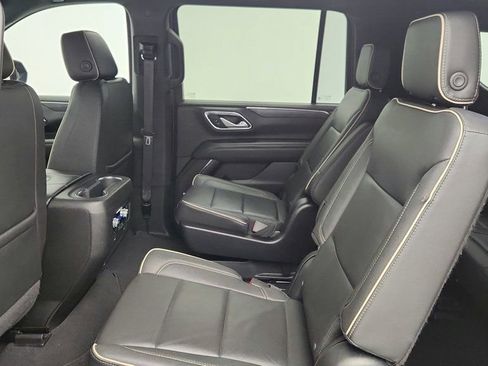 Used 2022 GMC Yukon XL SLT w/ SLT Premium Package image 22