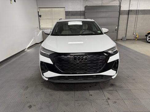 Used 2024 Audi Q4 e-tron Prestige image 3