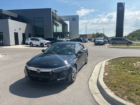 Used 2019 Honda Accord Touring image 2