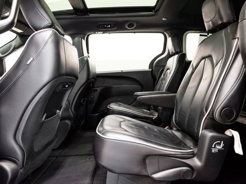 Used 2025 Chrysler Pacifica Limited image 25