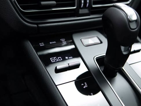 Certified 2025 Porsche Macan AWD/4WD image 22