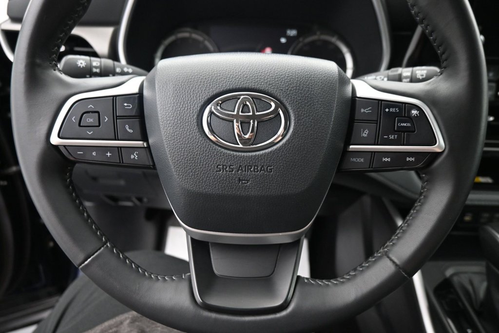 Used 2024 Toyota Highlander XLE AWD/4WD image 16