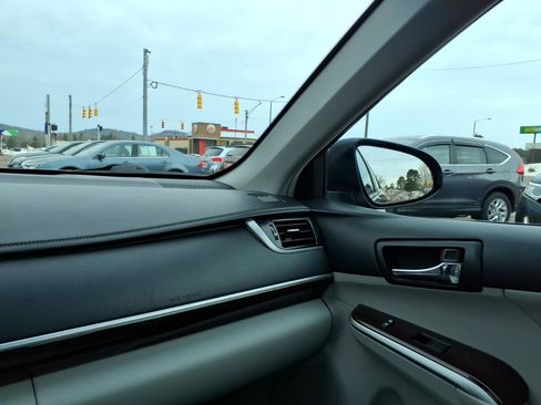 Used 2012 Toyota Camry XLE w/ Leather Pkg image 18