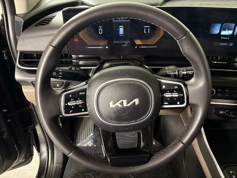 Used 2025 Kia Carnival image 19