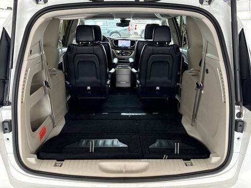 Used 2024 Chrysler Pacifica Touring-L FWD image 30