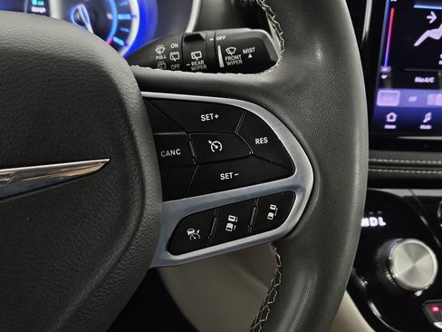 Used 2023 Chrysler Pacifica Touring-L FWD image 21