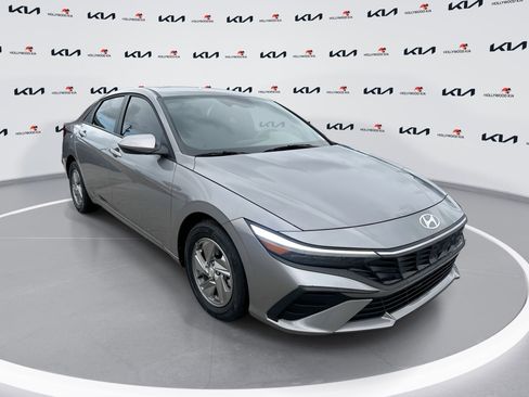 Used 2025 Hyundai Elantra SE FWD image 1
