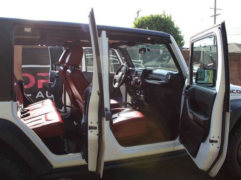 Used 2013 Jeep Wrangler Unlimited Rubicon AWD/4WD image 15