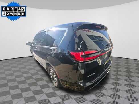 Used 2023 Chrysler Pacifica Touring-L image 3