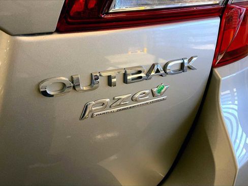 Used 2017 Subaru Outback 2.5i Limited image 9