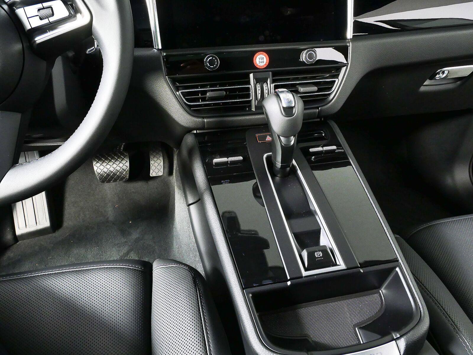New 2026 Porsche Macan Turbo AWD/4WD image 18