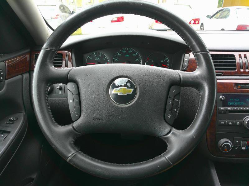 Used 2011 Chevrolet Impala LTZ FWD image 13