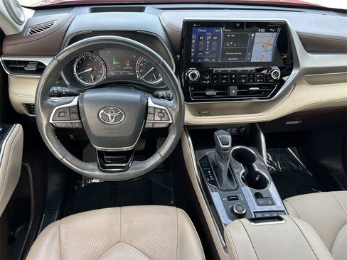 Certified 2022 Toyota Highlander Platinum image 19